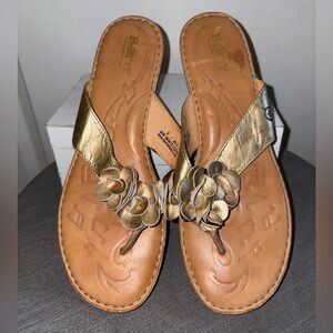 Born Women's Metallic Gold Floral Sandals - sz9 (P23)